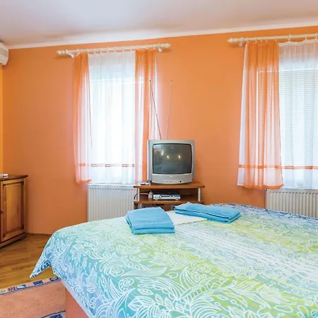 5 Bedroom Gorgeous In Holiday home