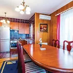 Vakantiehuis Lovely In With Sauna Opatija