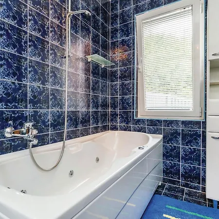 بيت للعطل 5 Bedroom Gorgeous In أوباتيا