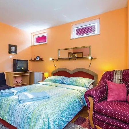 5 Bedroom Gorgeous In أوباتيا