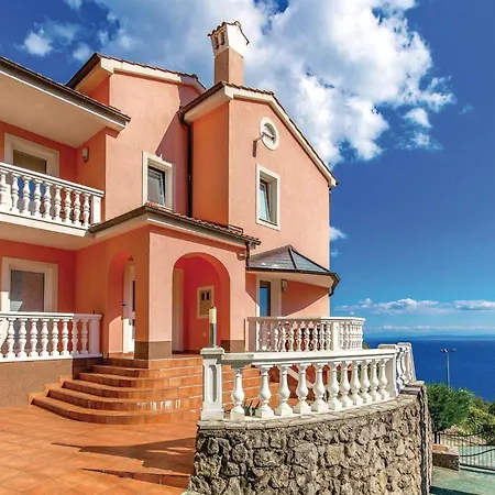 5 Bedroom Gorgeous In أوباتيا